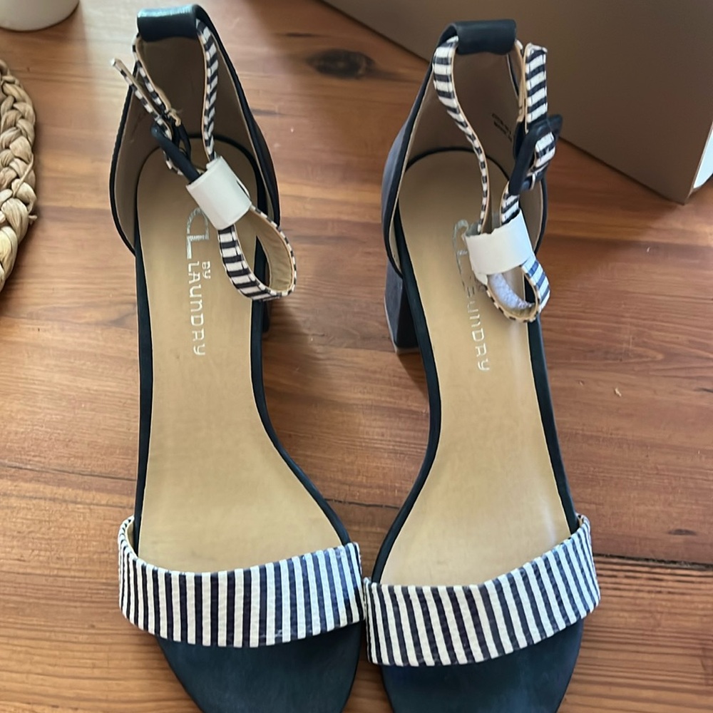 NWOT CL by LAUNDRY Blue stripped sandle size 7
